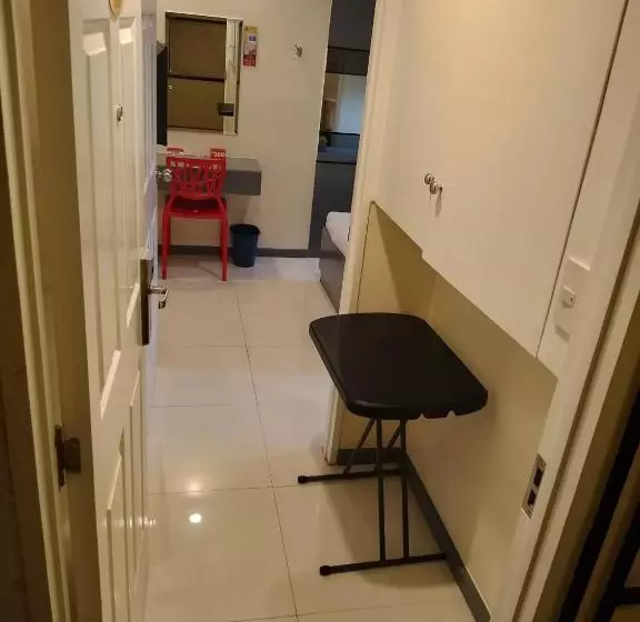 Hotel Sogo Monumento, Lrt Station