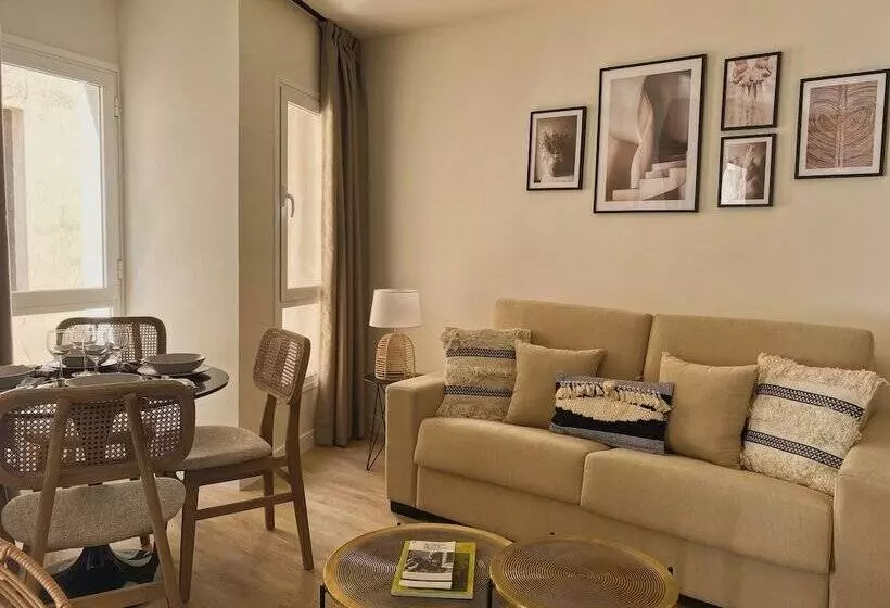 Apartamentos Málaga Premium   Calle San Telmo Thyssen Museum