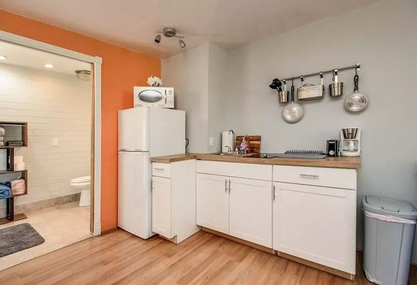 Bright & Cozy Mid Town Zen Yard Studio!