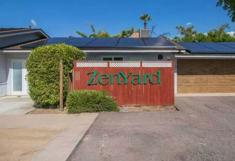 Bright & Cozy Mid Town Zen Yard Studio!
