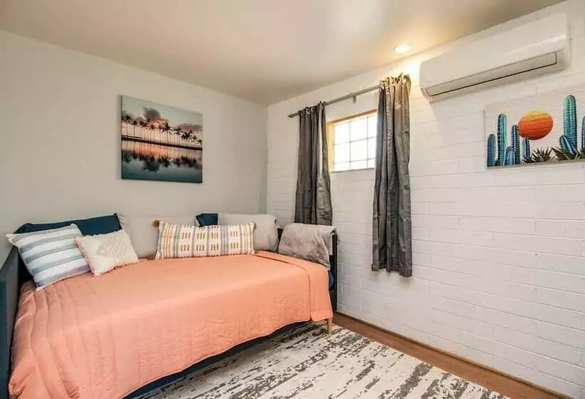 Bright & Cozy Mid Town Zen Yard Studio!