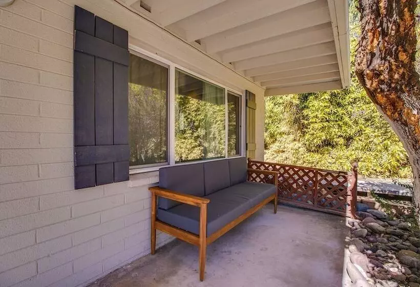 Bright & Cozy Mid Town Zen Yard Studio!