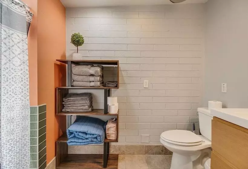 Bright & Cozy Mid Town Zen Yard Studio!