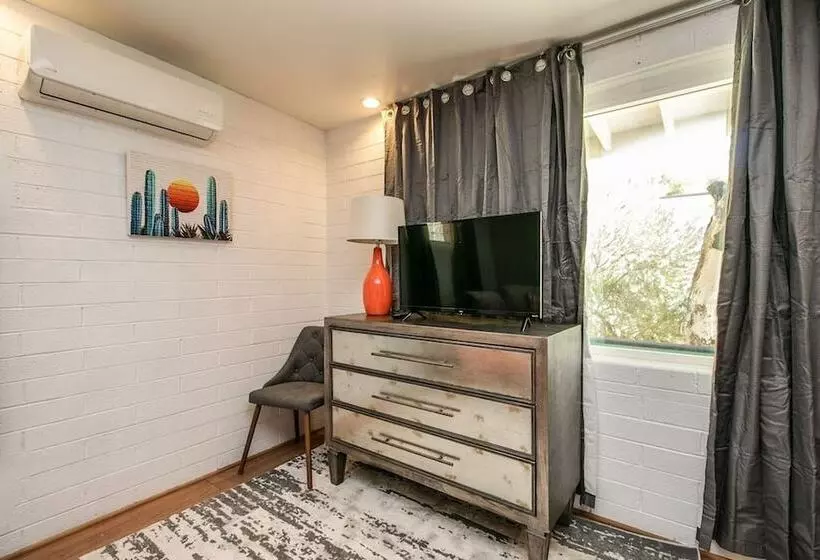 Bright & Cozy Mid Town Zen Yard Studio!