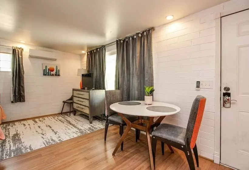 Bright & Cozy Mid Town Zen Yard Studio!