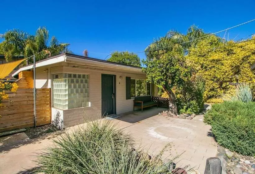 Bright & Cozy Mid Town Zen Yard Studio!