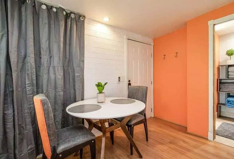 Bright & Cozy Mid Town Zen Yard Studio!