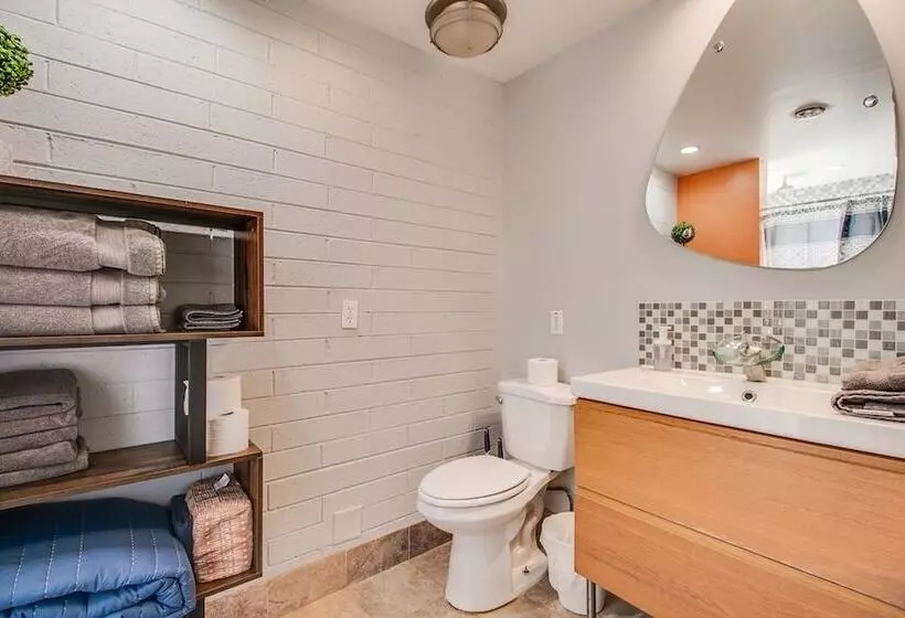 Bright & Cozy Mid Town Zen Yard Studio!