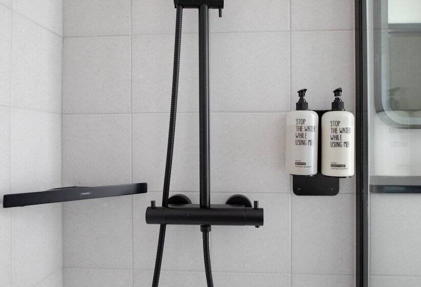 Bob W Tower Hill Studios