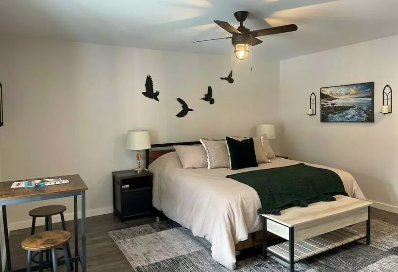 Hotelli Alaska Lake And Lodge At Longmere