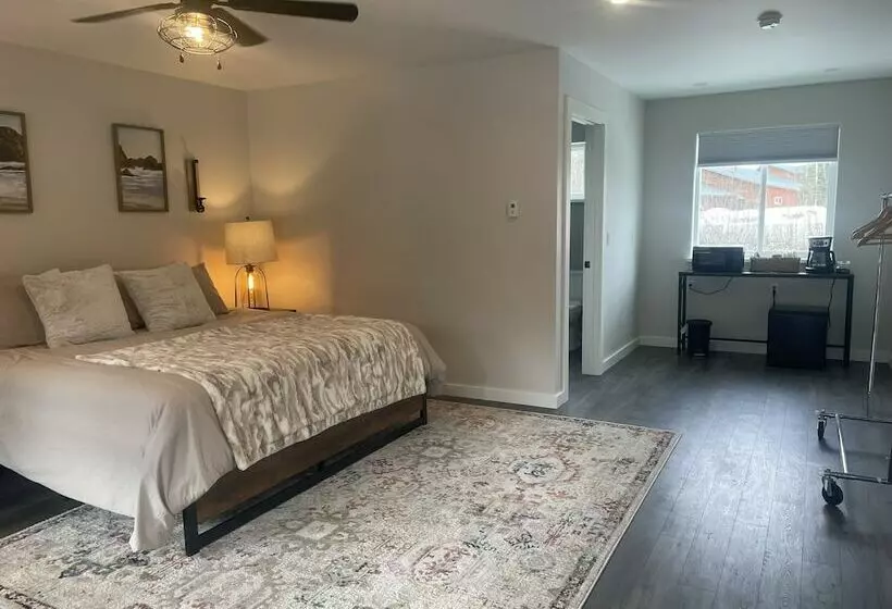 Hotelli Alaska Lake And Lodge At Longmere