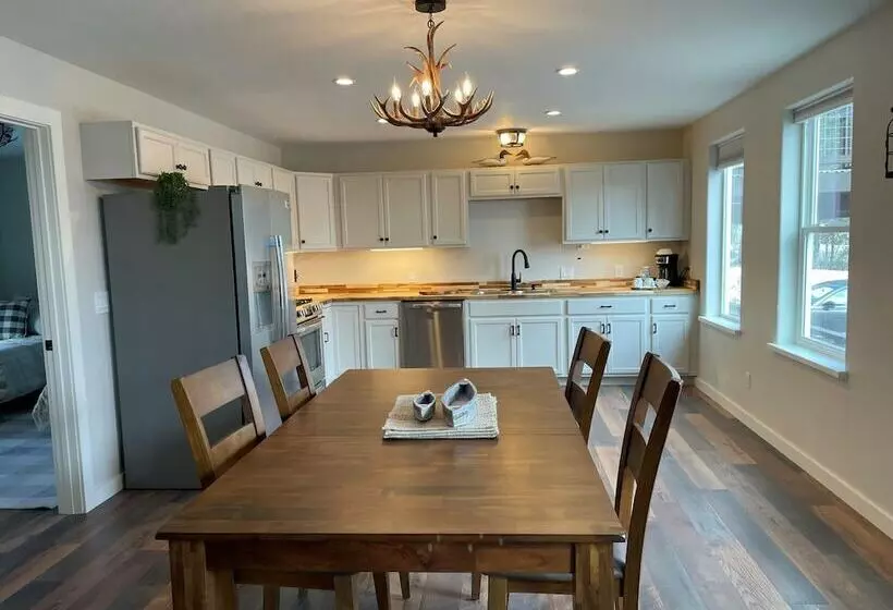 Hotelli Alaska Lake And Lodge At Longmere