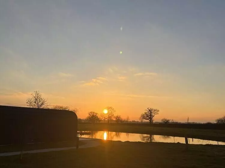 Hotelli New Farm Holidays