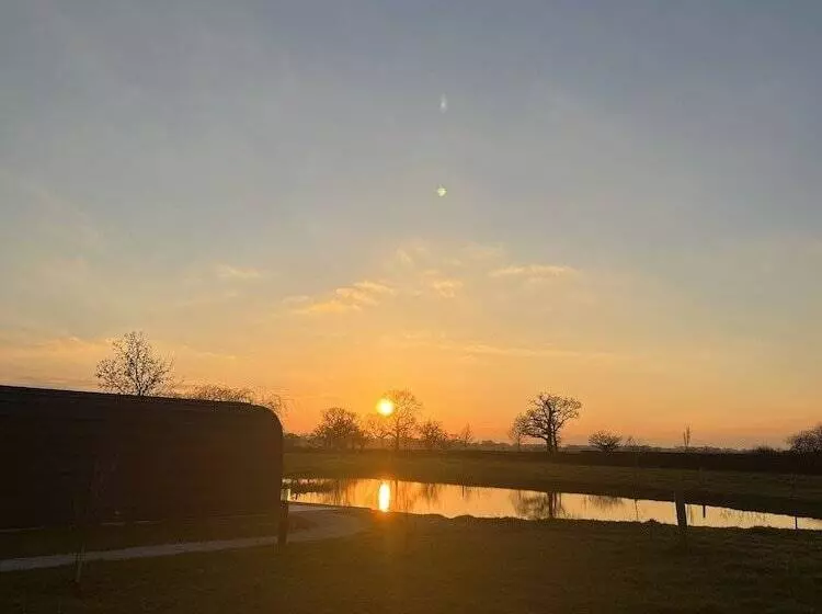 Hotelli New Farm Holidays