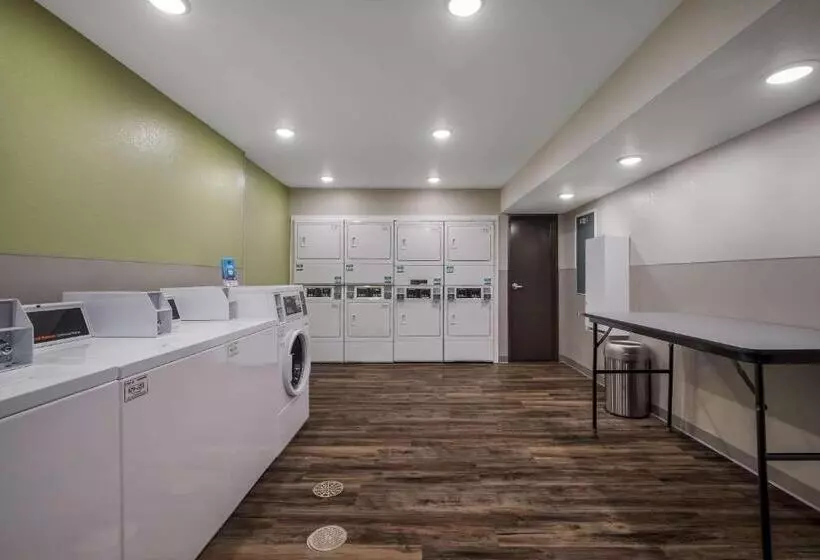 هتل Woodspring Suites Milwaukee   Menomonee Falls