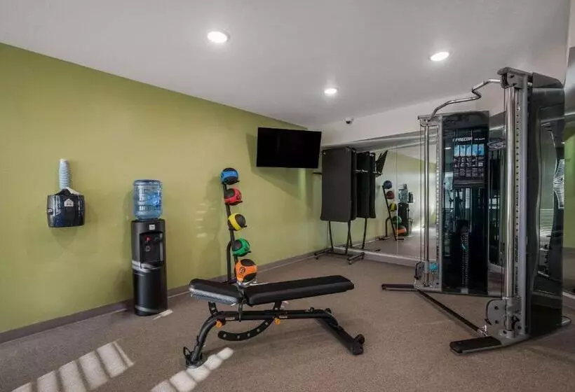 هتل Woodspring Suites Milwaukee   Menomonee Falls