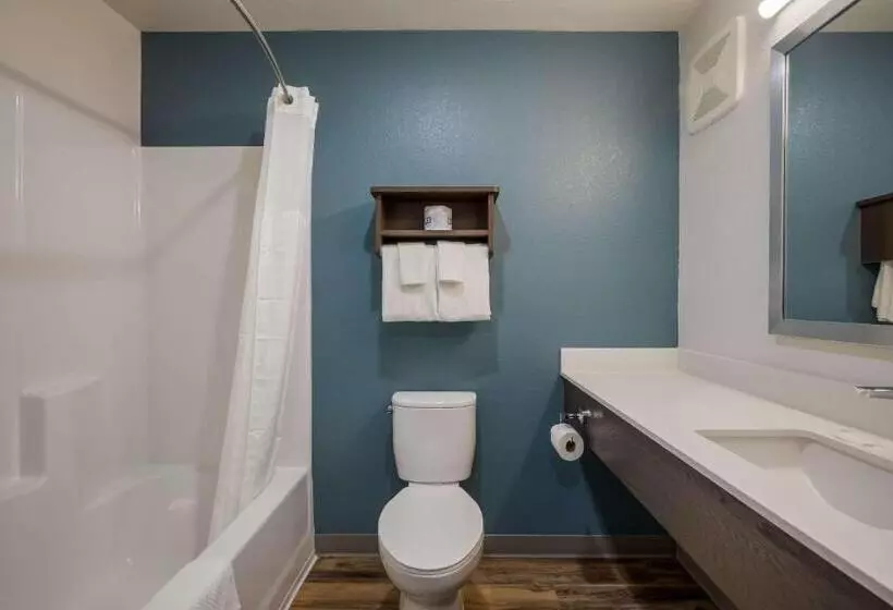 هتل Woodspring Suites Milwaukee   Menomonee Falls