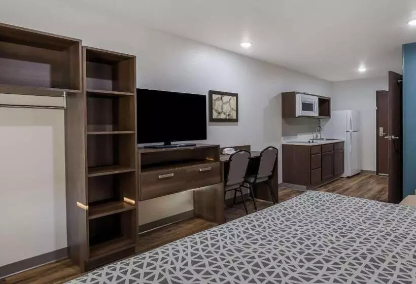 هتل Woodspring Suites Milwaukee   Menomonee Falls