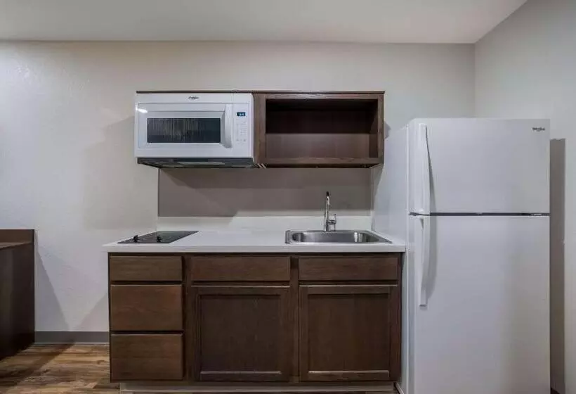 هتل Woodspring Suites Milwaukee   Menomonee Falls