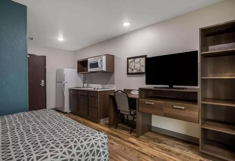 هتل Woodspring Suites Milwaukee   Menomonee Falls