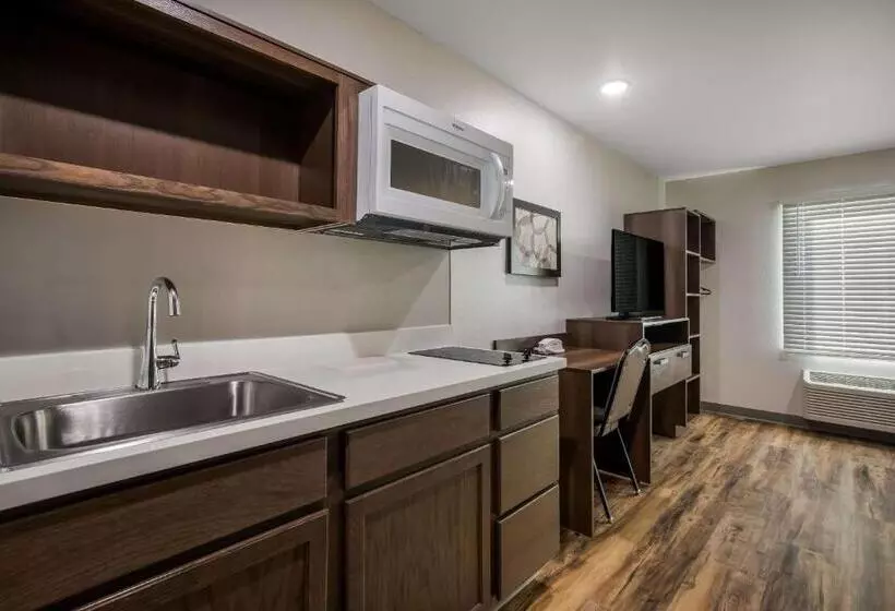 هتل Woodspring Suites Milwaukee   Menomonee Falls