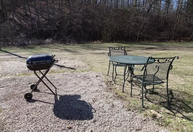 King Guest Room Located At The Joplin Inn At The Entrance To Mountain Harbor, Just 2 1/2 Miles From