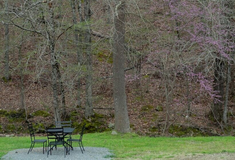 King Guest Room Located At The Joplin Inn At The Entrance To Mountain Harbor, Just 2 1/2 Miles From