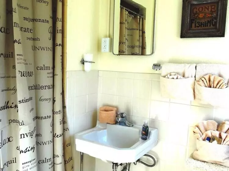 King Guest Room Located At The Joplin Inn At The Entrance To Mountain Harbor, Just 2 1/2 Miles From