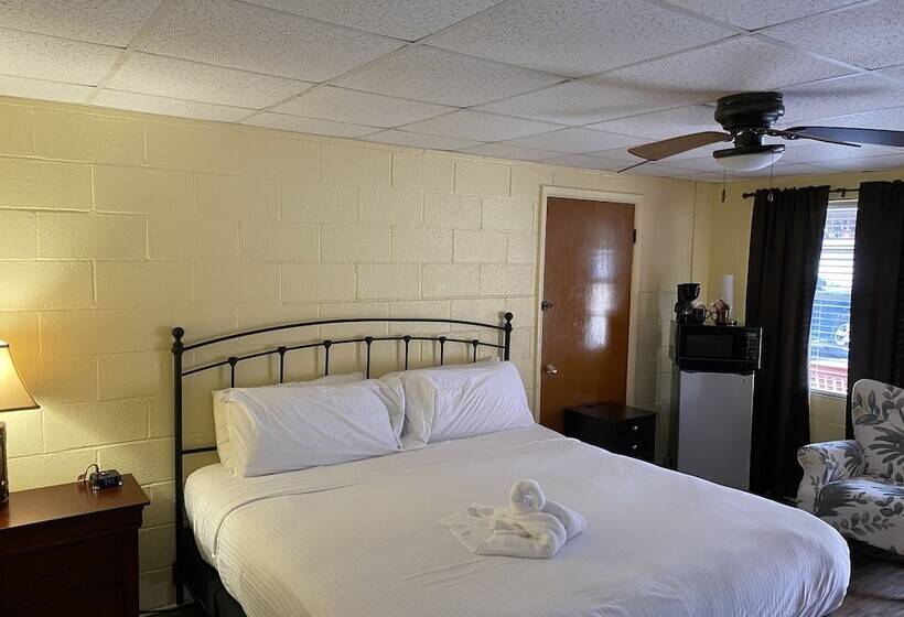 King Guest Room Located At The Joplin Inn At The Entrance To Mountain Harbor, Just 2 1/2 Miles From