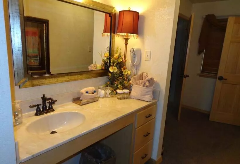 Lake View Two Bedroom, Two Bath Log Sided Cottage With Private Hot Tub Overlooking Lake Ouachita. By