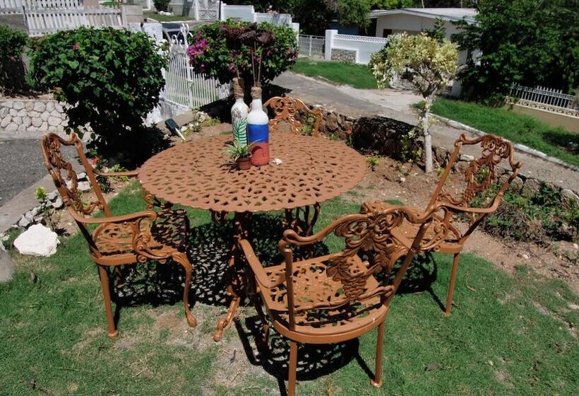 پانسیون 876 Ja Oasis & Homestay   By Kingston Airport