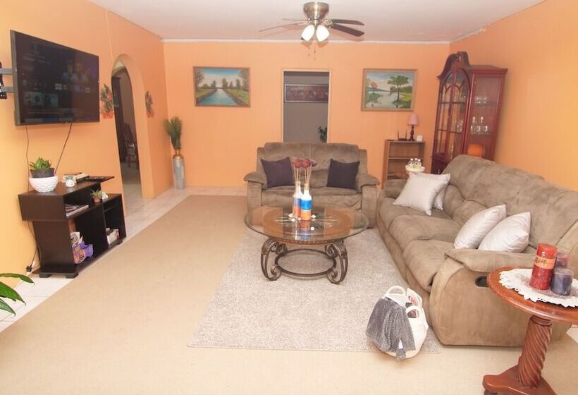 پانسیون 876 Ja Oasis & Homestay   By Kingston Airport