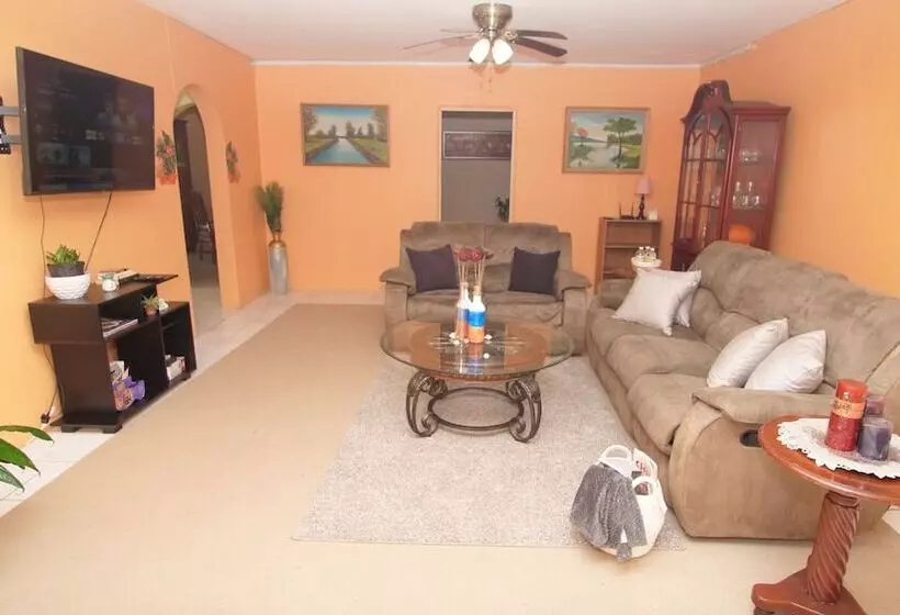 پانسیون 876 Ja Oasis & Homestay   By Kingston Airport