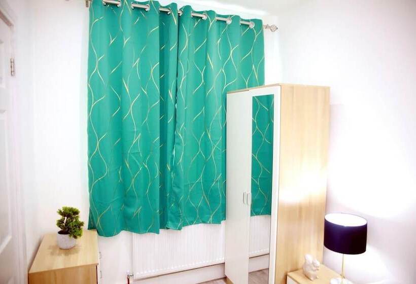 إقامة Deluxe 4 Bed House Close2 Wembley Stadium