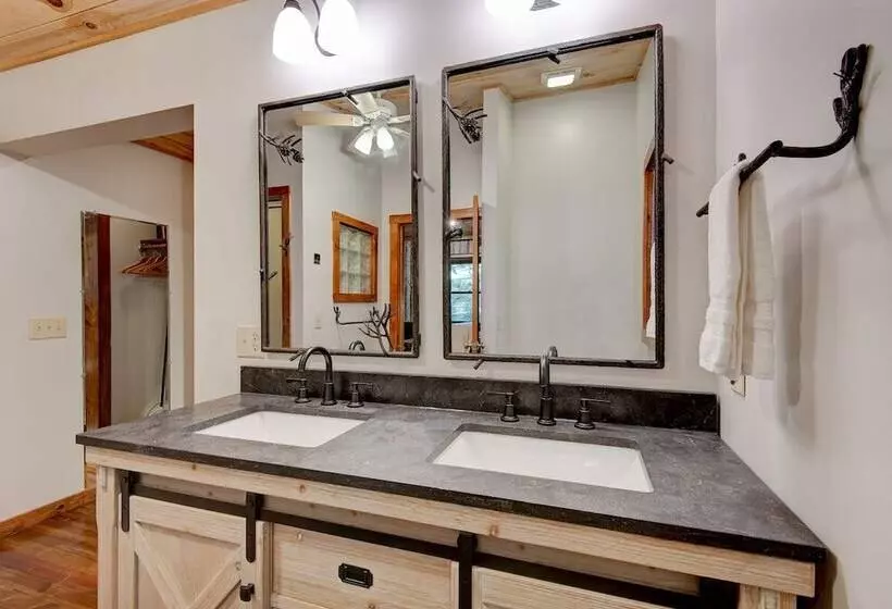 Heritage Hill Cabins