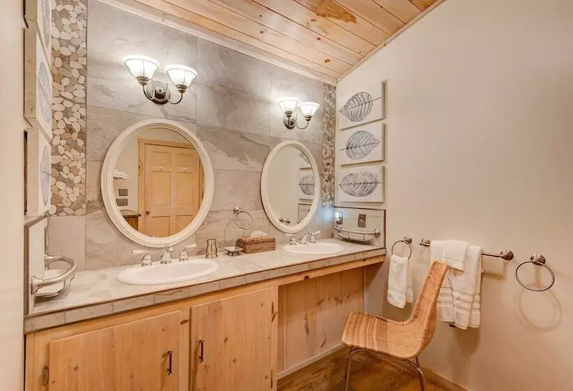 Heritage Hill Cabins