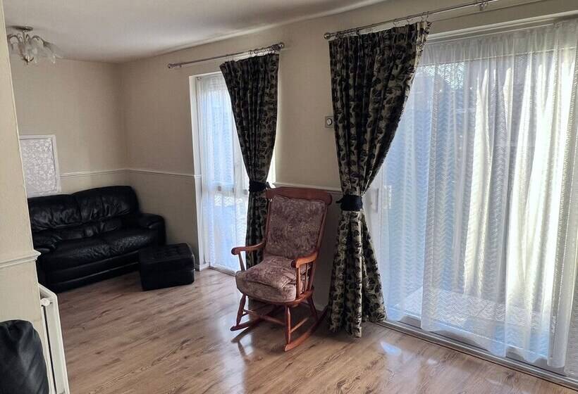 住所  Beautiful 3 Bed House In High Wycombe