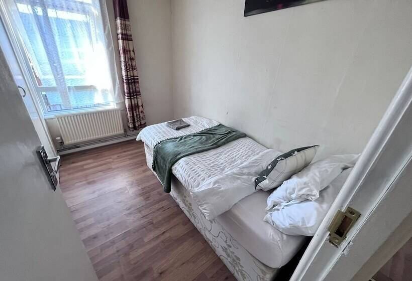 住所  Beautiful 3 Bed House In High Wycombe