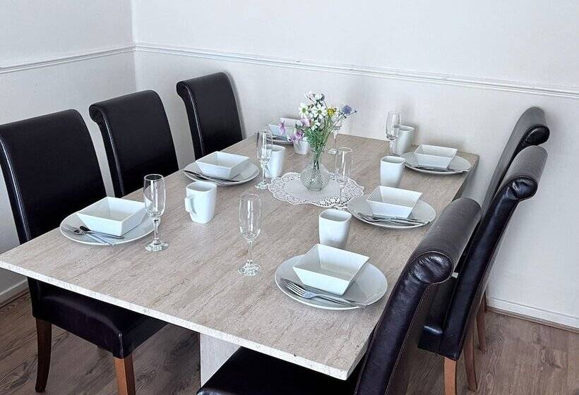 住所  Beautiful 3 Bed House In High Wycombe