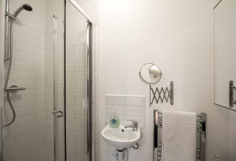 21 Roberts Residence