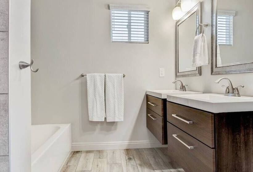 Amazing 4 Bdrm W/backyard Paradise In Scottsdale!