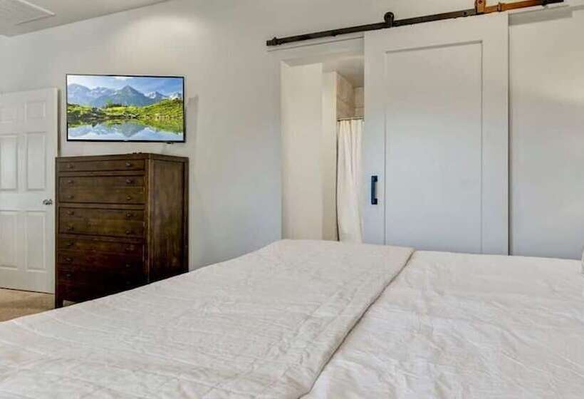 Amazing 4 Bdrm W/backyard Paradise In Scottsdale!