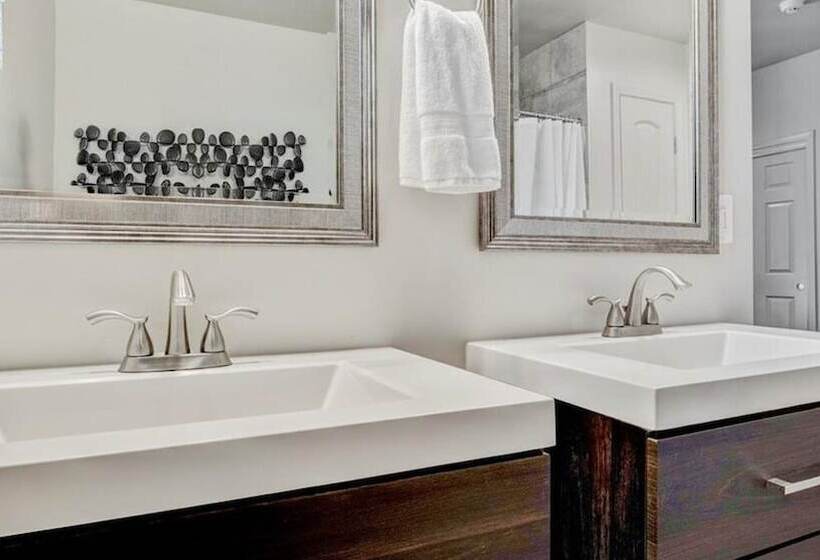 Amazing 4 Bdrm W/backyard Paradise In Scottsdale!