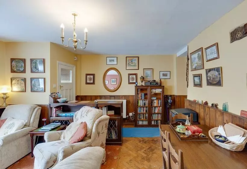 Charming Historical Cottage In Scarborough