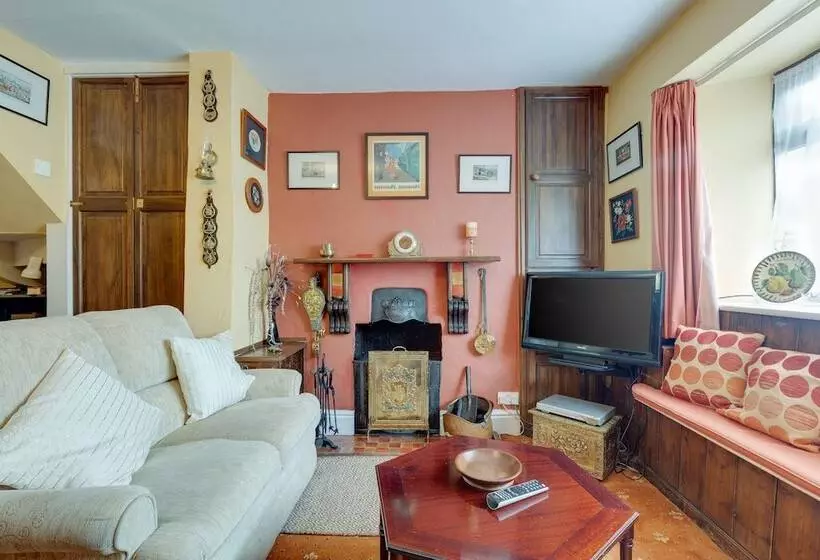 Charming Historical Cottage In Scarborough