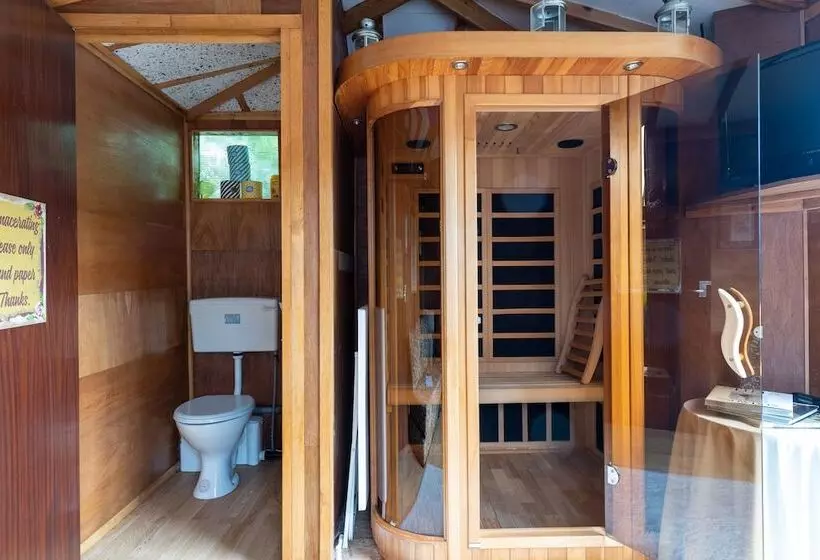 Charming Historical Cottage In Scarborough
