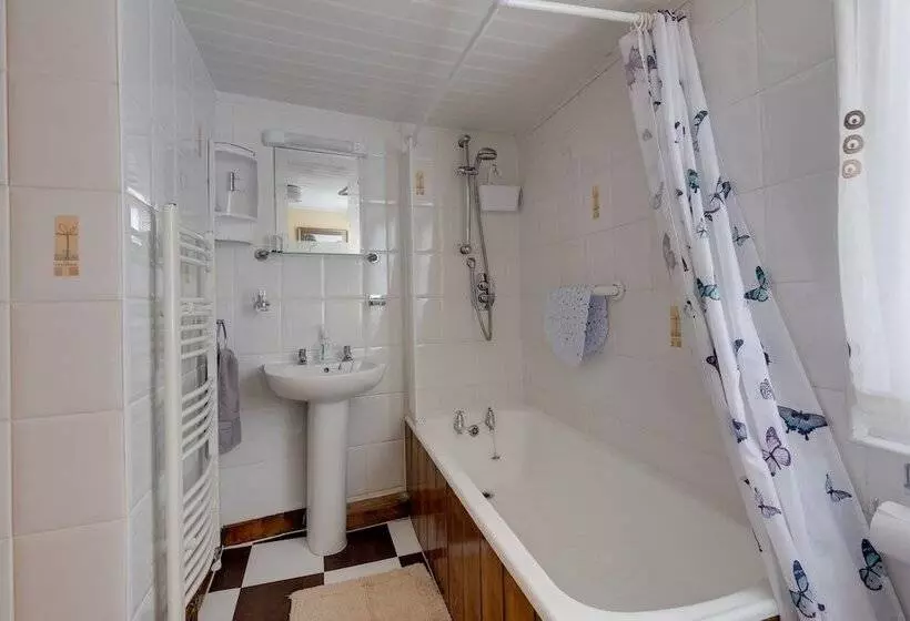 Charming Historical Cottage In Scarborough