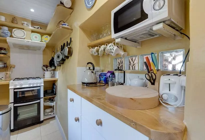 Charming Historical Cottage In Scarborough