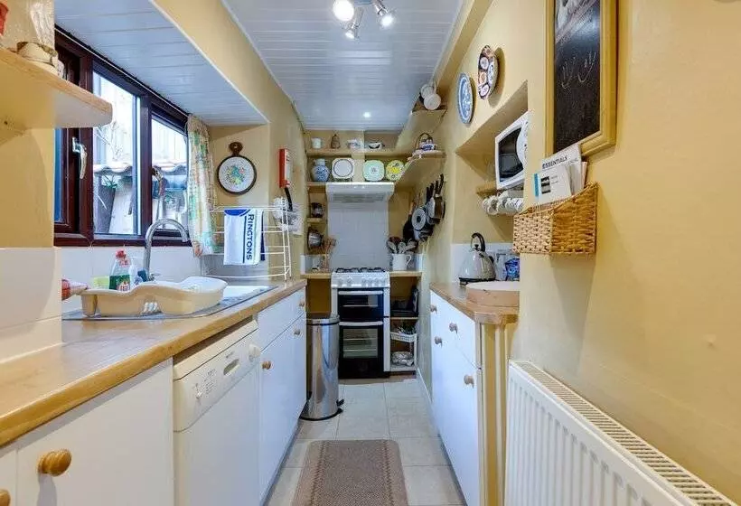 Charming Historical Cottage In Scarborough
