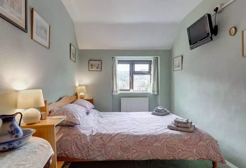 Charming Historical Cottage In Scarborough